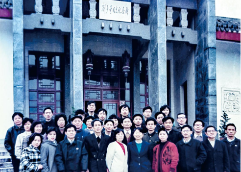 医院组织活动刘少奇故居留影